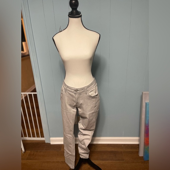 *Women’s Levi low rise skinny jeans - Picture 4 of 5